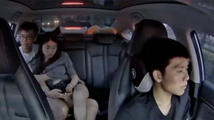 长沙网约车后座情侣疯狂交媾 揉胸抠穴激烈车震 偷拍视频疯传网络 司机全程专注驾驶