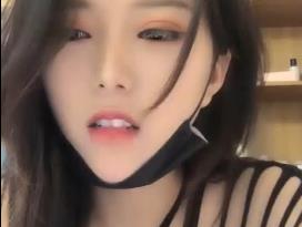 【熟女大尺度】浴室透视装自慰实录！人妻厕所自拍湿身诱惑