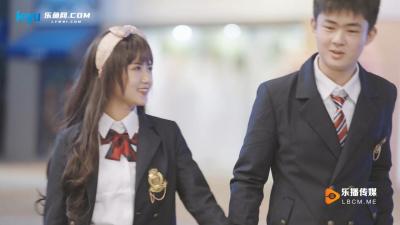 直击KTV包厢隐秘狂欢 制服女郎贴身热舞现场实录