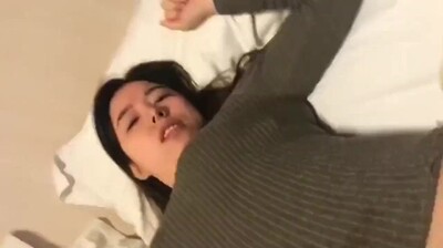 ntr兄弟的巨乳女友亲口承认：被你操得骚水狂喷更爽！