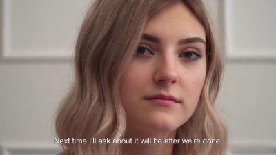 铁杆上的娇艳花朵