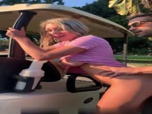 土豪打高尔夫勾搭爆乳球场妹！揉捏大奶玩到爽翻天