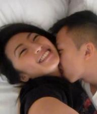 超可爱小美女与男友在家激情自拍，脸蛋娇嫩奶子诱人，高潮时骚叫&#039;干我&#039;