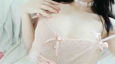 蕾丝情趣衣湿身自慰秀，性感尤物蜜穴颤栗高潮诱惑