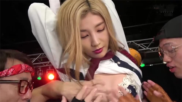 李一桐：电影院女保安与游客激情一夜，难忘高潮体验