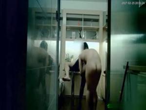 骚货惨遭两人轮番狂插，高潮迭起瘫软求饶！