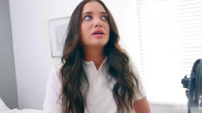 骚姐姐求我狠狠操她，淫水流了一地！