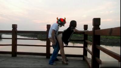 蜜月夫妻激情四射！按摩房、风景区、游泳池...随处变身爱欲战场！