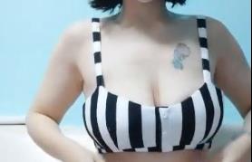 白丝短发巨乳少妇沙发自慰秀！振动棒狂抽湿穴浪叫喷水，高潮迭起诱惑难挡！