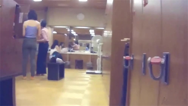 【偷拍】更衣室湿滑肉体盛宴！公共澡堂极品美乳少妇更衣中惨遭高清无码摄录