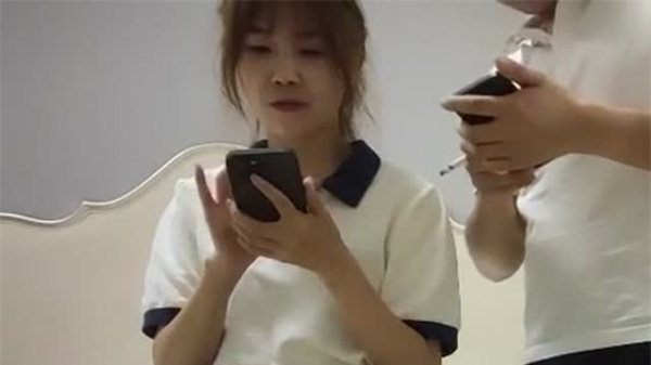 极品马尾骚妹口技一流 认真吸吮深喉伺候 龟头舔到发麻