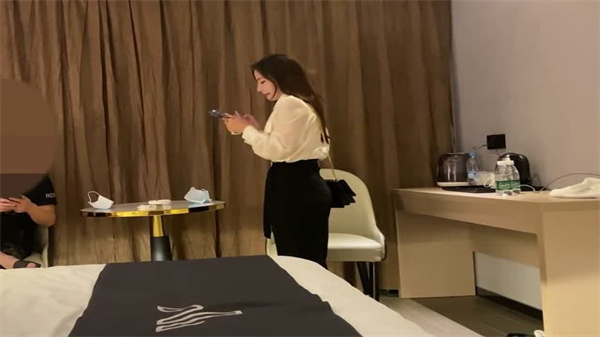 极品气质美人跪地服务，口活深喉到爆射，骚穴湿透求狂干