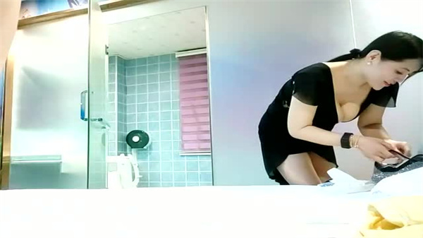 秦总会所极品巨乳熟女技师被爆操内射，高潮淫叫不断！